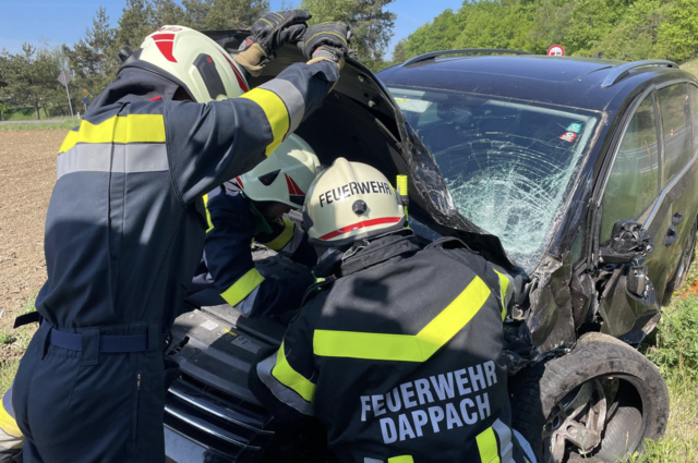 Die Fahrzeugbergung erfolgte durch die Freiwilligen Feuerwehren Brunn/Wild und Dappach. | Foto: Freiwillige Feuerwehr Brunn an der Wild