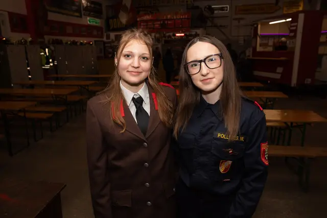 Im Anschluss an die Florianimesse wurde im Feuerwehrhaus eine Schlauchparty gefeiert. | Foto: Eva R.