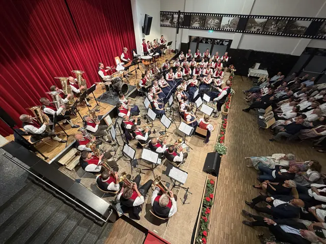 Die Musikkapelle Kössen lud zum Muttertagskonzert in das Veranstaltungszentrum Kaiserwinkl. | Foto: Johanna Bamberger