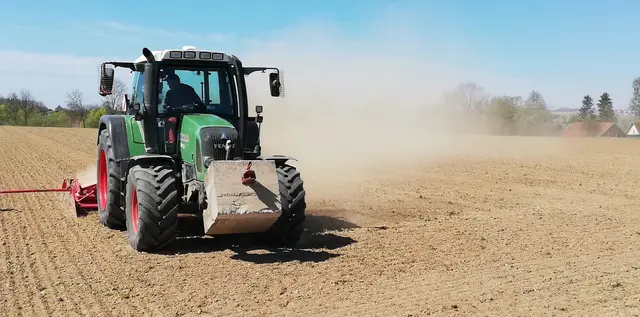 Staubtrockene Böden machen den Bauern zu schaffen. | Foto: LKO