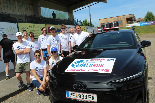 Die Abordnung des Autohauses Ortner vor dem Start beim Catcher Car | Foto: MeinBezirk Perg/Köck