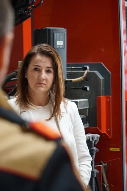 Landesrätin Astrid Mair betonte bei der Pressekonferenz die Bedeutung moderner Investitionen in Feuerwehr und Katastrophenschutz für die Sicherheit der Bevölkerung. | Foto: meinbezirk/sprenger