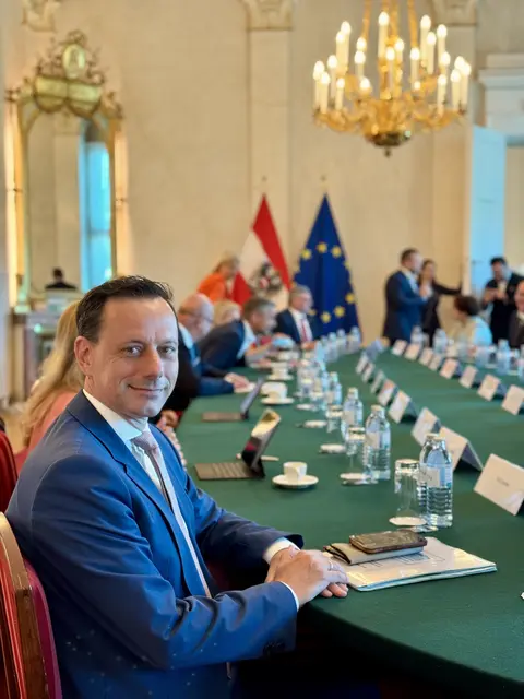 Am Ministerrat nehmen auch die Klubobleute der Regierungsparteien teil, Gödl war am Mittwoch erstmals dabei. | Foto: Aurel