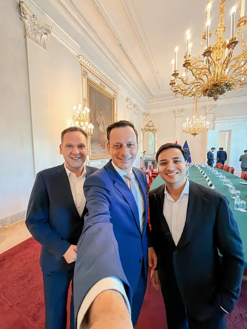 Neue Kollegen: Mit den Klubobleuten Philip Kucher (l.) und Yannick Shetty (r.) steht Gödl ab sofort in engem Austausch. | Foto: Hatheier
