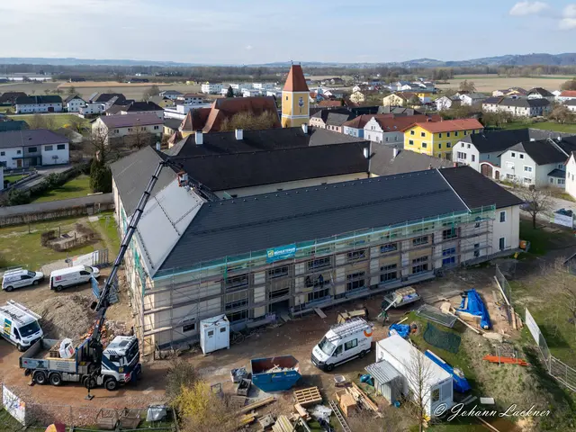 Im Feldkirchner Pfarrhof entsteht derzeit ein neuer Kindergarten. Nach Fertigstellung kommen dort vier Gruppen unter. | Foto: Johann Lackner