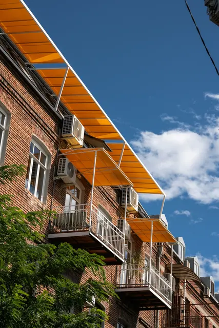 Moderne Sonnenschutz-Lösungen regulieren das Raumklima, reduzieren die Hitzeentwicklung im Innenbereich und tragen aktiv zur Energieeffizienz bei. | Foto: unsplash / Josip Ivanković