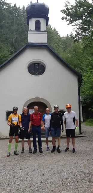 Die spirituellen Radler vor dem Höttinger Bild. | Foto: Manfred Jordan