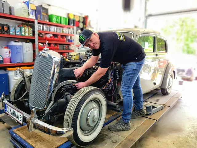 Harald Fill bei der Arbeit in seinem Betrieb in Niederau.  | Foto: Standortmarketing 