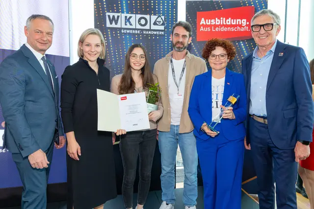 Andrea Weberhofer (3. v. l.) aus Puch bei Weiz nahm ihre Auszeichnung entgegen.  | Foto: Weinwurm Fotografie 