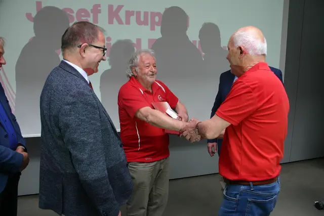 Bezirksvorsitzender Hans Affenzeller gratuliert Sepp Krupka zum Sozialrat. | Foto: PVÖHansLeitner