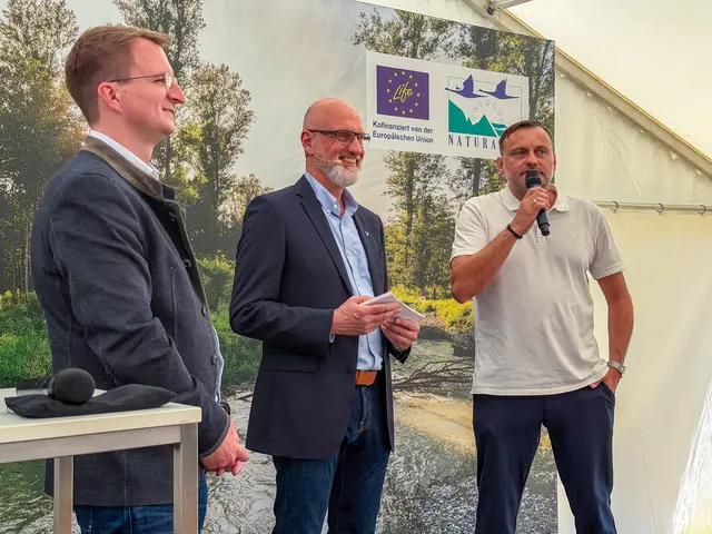 Moderator und Verbund-Pressesprecher Rainer Tschopp mit den beiden Bürgermeistern Tobias Kurz aus Bad Füssing (l.) und Martin Bruckbauer aus Obernberg (r.). | Foto: MeinBezirk/Doms
