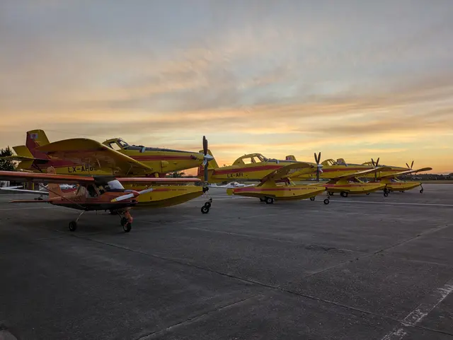 Vier Spezialflugzeuge des Typs Air Tractor AT-802AF "Fire Boss" machten Zwischenstopp in Wels, bevor es zur Großübung weiterging. | Foto: Glaser