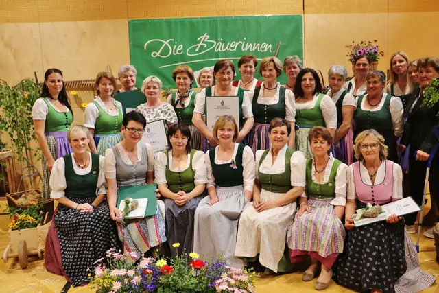 Sprengelbäuerin Marianne Kurz, Bezirksbäuerin Andrea Simperl und Bgm. Waltraud Walch (alle Bildmitte) mit Bäuerinnen aus Dobl-Zwaring. | Foto: Edith Ertl