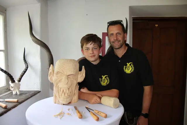 Masken-Schnitzer Leon mit Papa Anton Arrer.