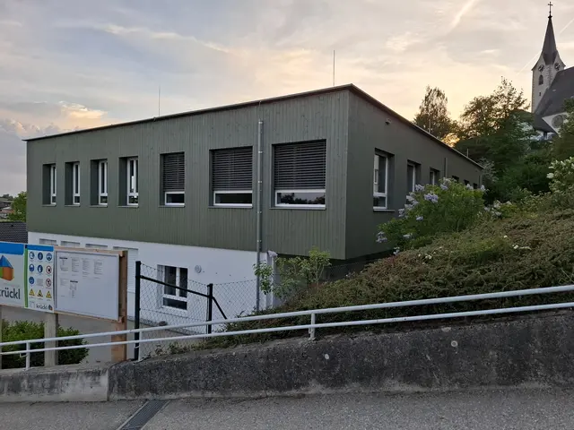 Der aufgestockte Pfarr-Caritas Kindergarten Pbneukirchen.  | Foto: Zinterhof
