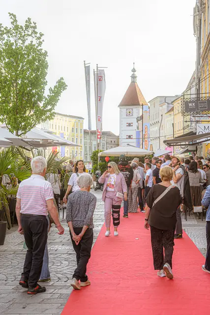 Mehr als 40.000 Menschen stürmten die Welser Innenstadt bei der vergangenen ShoppingNight. | Foto: Rene Hauser