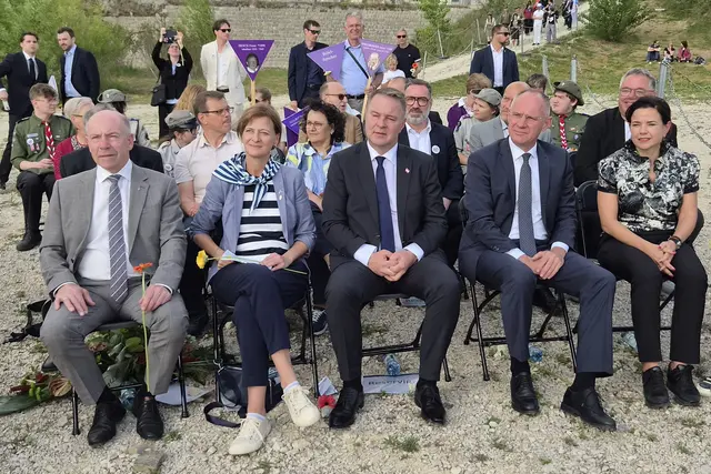 Delegation der Bundesregierung bei der Gedenkfeier in Gusen