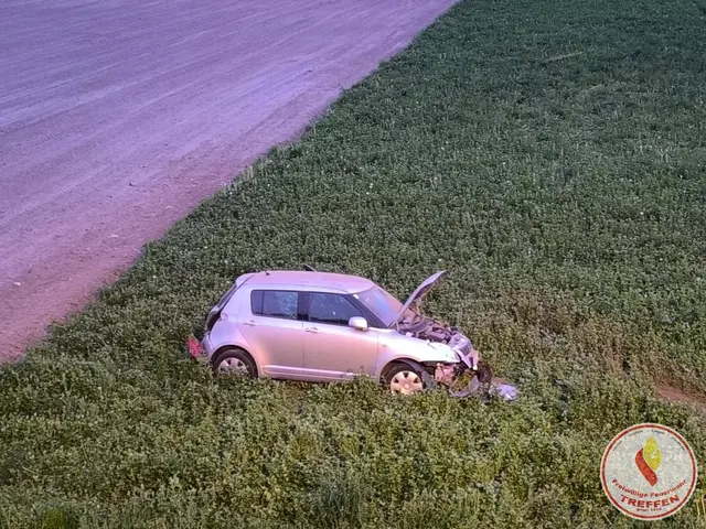 Der Pkw kam abseits der Fahrbahn zum Stillstand. | Foto: Freiwillige Feuerwehr Treffen