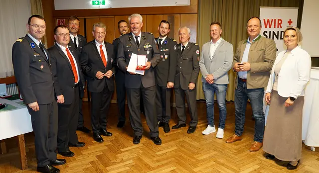 Bezirksrotkreuzarzt Dr. Georg Kurtz (Mitte) erhielt das große goldene Ehrenzeichen des Landesverbandes. | Foto: Rotes Kreuz Stmk/Reinhard Gütl