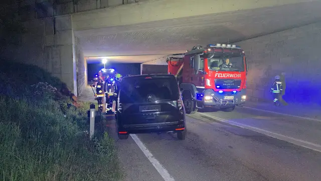 Pkw prallt bei Oed gegen Autobahnbrücke