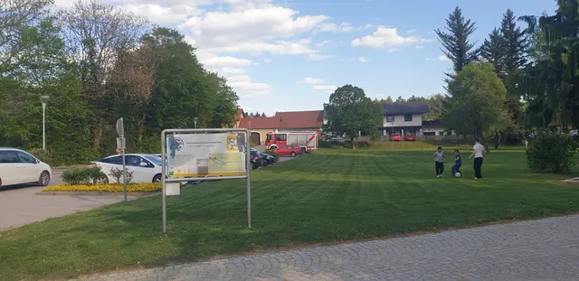 Die Grünen Sieghartskirchen protestieren: Nein zum Parkplatz statt des Gemeindeparks. | Foto: Susanne Gaspar