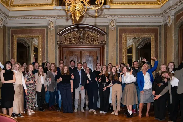 Große Freude bei der Zertifikatsübergabe des vergangenen Grundkurses der Journalismusakademie. | Foto: cityfoto.at