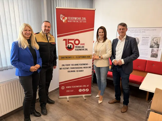 Das gesamte Jahr steht bei der Freiwilligen Feuerwehr Zirl im Zeichen des 150-Jahr-Jubiläums. I Vizebürgermeisterin und Landtagsabgeordnete Iris Zangerl-Walser, Feuerwehrkommandant Florian Prosch, Landesrätin Astrid Mair sowie Bürgermeister Thomas Öfner unterstrichen dabei die enge Zusammenarbeit zwischen Gemeinde, Land und Feuerwehr. (v.l.n.r.) | Foto: meinbezirk/sprenger