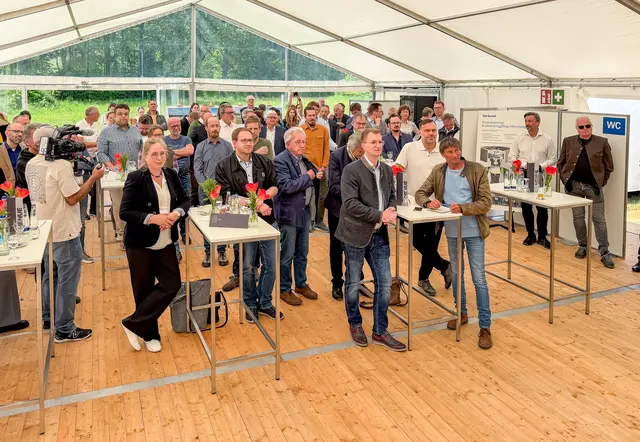 Zahlreiche Gäste kamen zum feierlichen Spatenstich der neuen Fischaufstiegshilfe in Egglfing. | Foto: MeinBezirk/Doms