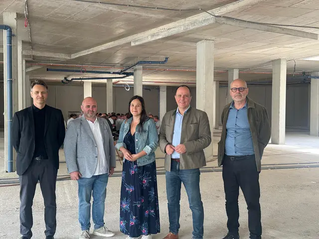 Architekt Laszlo Hardi, Gemeinderat Gerald Trieb, Stadtamtsdirektorin Katharina Zotter, Bürgermeister Christoph Stark und Architekt Konrad Geldner (v. l.)  | Foto: Stadtmarketing