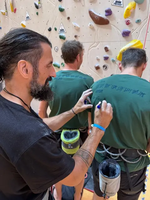 Gerhard notiert die gekletterten Routen am Team Manfred und Markus | Foto: ClimbingZoo