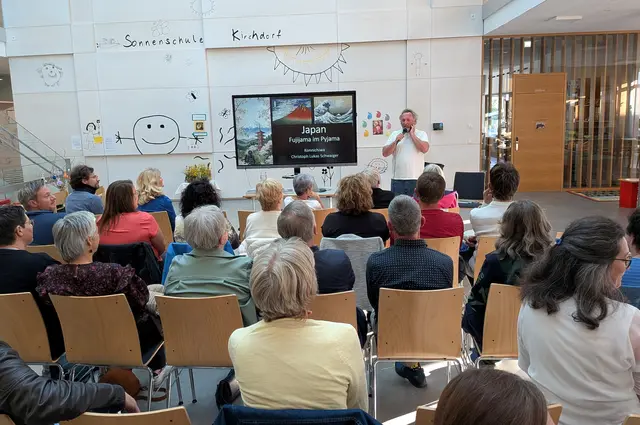 Die Aula der Volksschule Kirchdorf war beim Kabarettabend sehr gut gefüllt