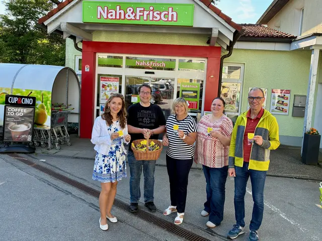 Die Lichtenberger ÖVP verteilte Pralinen vor dem Nah&amp;Frisch in Lichtenberg. | Foto: Christian Wöss