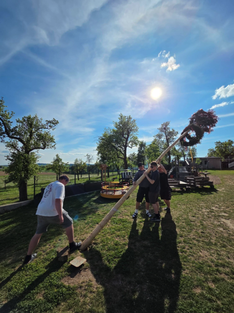 Der Baum wurde wieder aufgestellt.  | Foto: Kindergarten