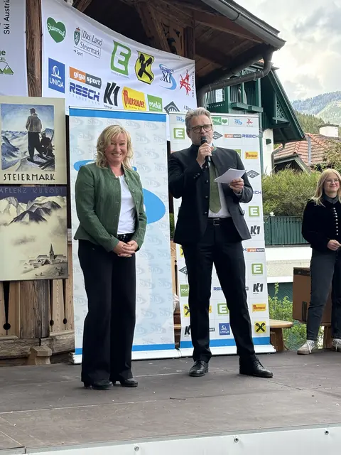 Moderatour Hannes Kargl mit seiner Ehefrau Skiverbands-Präsidentin Renate Götschl. | Foto: MeinBezirk/Angelika Kern