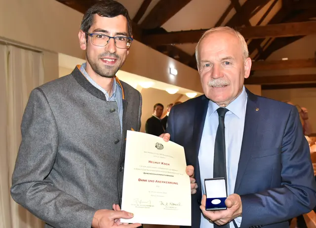 Mathias Pöcher überreichte die Silberne Medaille des NÖ Bauernbundes. | Foto: Herbert Schleich