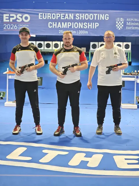 Mit der olympischen Schnellfeuerpistole sicherte sich Richard Zechmeister (rechts) bei der EM für 25 &amp; 50m in Osijek mit Bronze seine erste EM-Einzelmedaille.  | Foto: Franz Roth, ÖSB