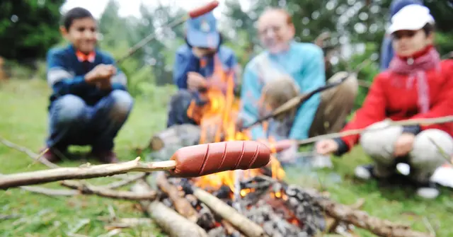 Pfadfinder beim Knackergrillen am Lagerfeuer (Symbolbild). | Foto: smarterpix/zurijeta