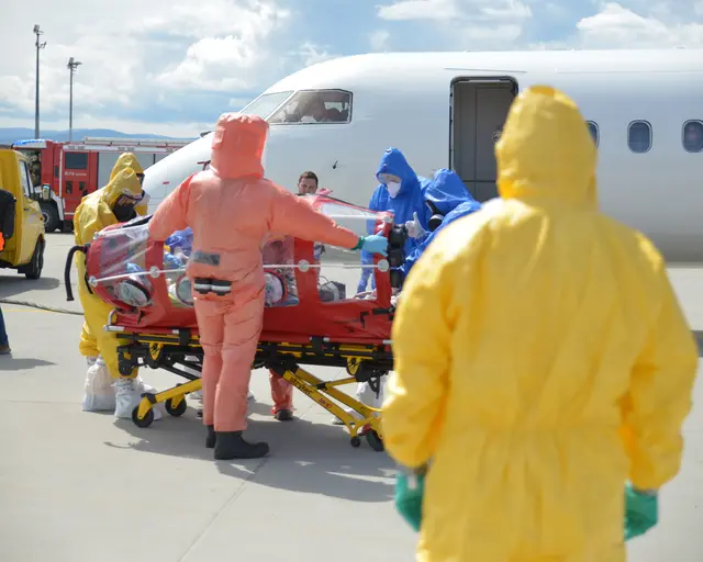 Das Hochinfektionstransportteam des Roten Kreuzes ist eine speziell ausgebildete Einheit für den sicheren Transport von Patienten mit Verdacht auf hochinfektiöse Erkrankungen. | Foto: RK/Hausegger