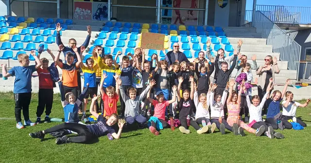 Die Schülerinnen und Schüler der VS Kefermarkt freuen sich über ihre erfolgreiche Teilnahme an der Initiative »Kinder laufen für Kinder«. | Foto: Angela Preslmayer