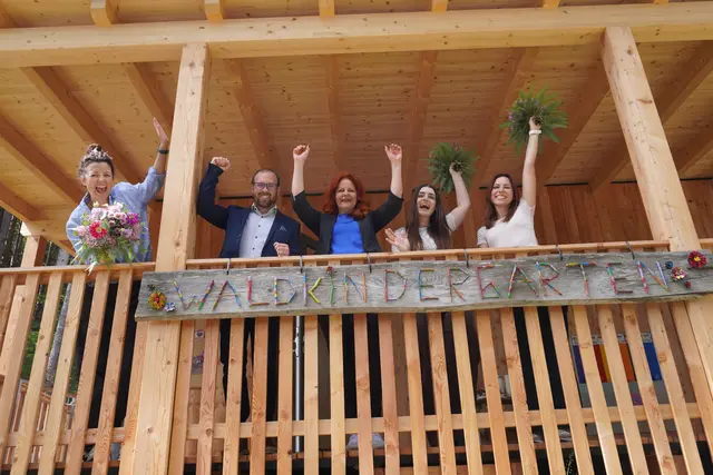 Der Waldkindergarten in Natters wurde nun offiziell und feierlich eröffnet. 
Im Bild v.l.n.r. Julia Schratz, Bgm. Marco Mösl, LR. Cornelia Hagele und die beiden Pädagoginnen Carolina D'Aria und Jasmin Berger. | Foto: AMG