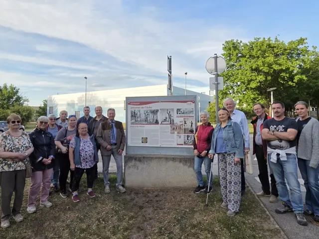 Zahlreiche Interessenten nahmen an der Geschichts- und Stadtführung mit Fritz Quirgst teil. | Foto: Gemeinde