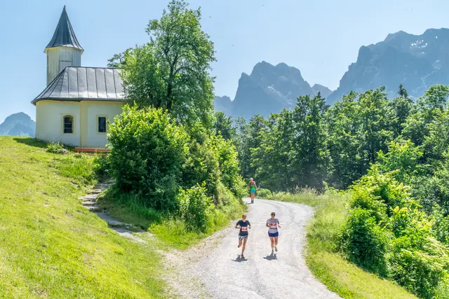 Beliebter Fotopoint beim Koasamarsch Ebbs– die Antonius-Kapelle mit dem Wilden Kaiser im Hintergrund. Das Kaisertal ist bekannt für seine einzigartigen Ausblicke auf der Strecke.  | Foto: TVB Kufsteinerland_Marco Pircher
