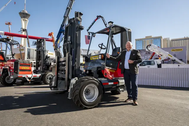 Palfinger-Vorstandschef Andreas Klauser vor einem Mitnahmestapler, die bei Steyr Automotive in Steyr gefertigt werden und sich wegen ihrer hohen Qualität bei den größten Baumarktketten der USA enormer Beliebtheit erfreuen. | Foto: Palfinger