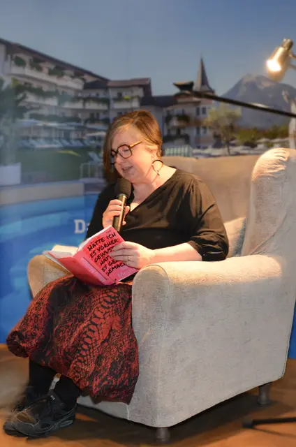 Stipendiatin Mieze Medusa bei ihrer Lesung im Posthotel Achenkirch.

 | Foto: Achensee Tourismus