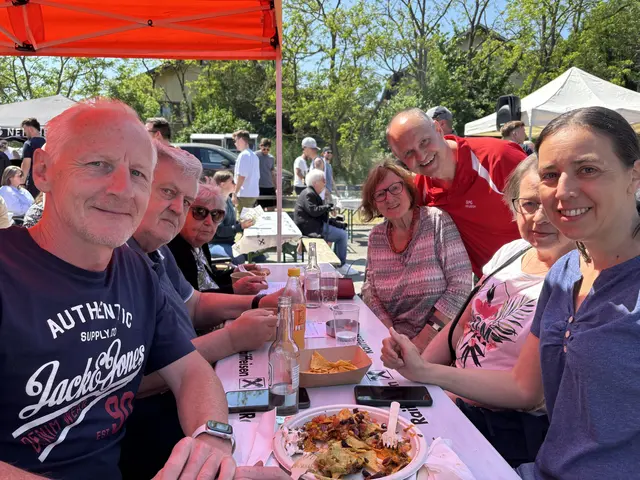Beim Streetfood Festival in Neudorf wurde bei einem gemütlichen Beisammensein geschlemmt und getratscht.  | Foto: MeinBezirk/Victoria Nagy