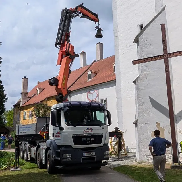 Der anschließende Aufzug der Glocke in den Turm stellte einen zentralen Moment der Veranstaltung dar und wurde von den Anwesenden aufmerksam verfolgt. | Foto: M. Kopper und C. Popp