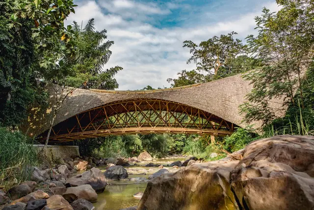 Die längste freitragende Bambusbrücke Südostasiens entstand auf Sumatra im Rahmen eines internationalen Regenwald- und Orang-Utan-Projekts, an dem auch der Südoststeirer Gilbert Anton Murrer beteiligt ist.