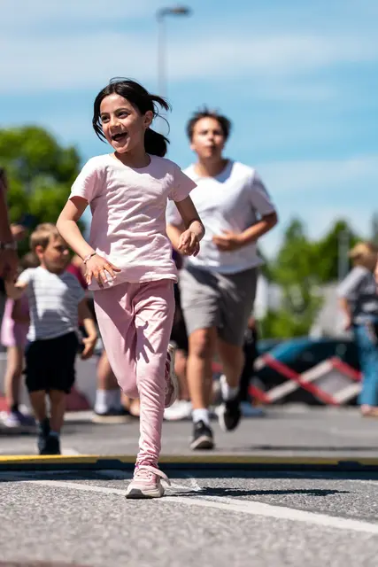 Über 1.000 Kinder nahmen am Muttertag beim FairMOTION-Kinderlauf in Hallein teil und liefen gemeinsam für den guten Zweck. | Foto: FairMotion