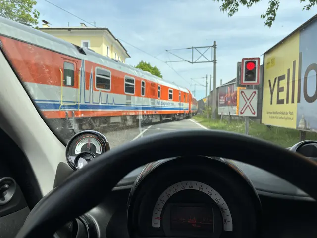 Eine Eisenbahnkreuzung in der Stadt Salzburg, die mittels Ampel gesichert wird. Im Flachgauer Ortsteil Pabing fehlt bisher eine Ampel an einem riskanten Übergang.  | Foto: sm