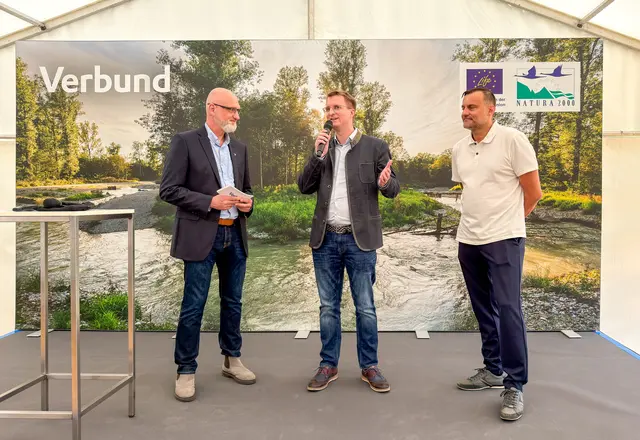 Moderator und Verbund-Pressesprecher Rainer Tschopp mit den beiden Bürgermeistern Tobias Kurz aus Bad Füssing und Martin Bruckbauer aus Obernberg. | Foto: MeinBezirk/Doms